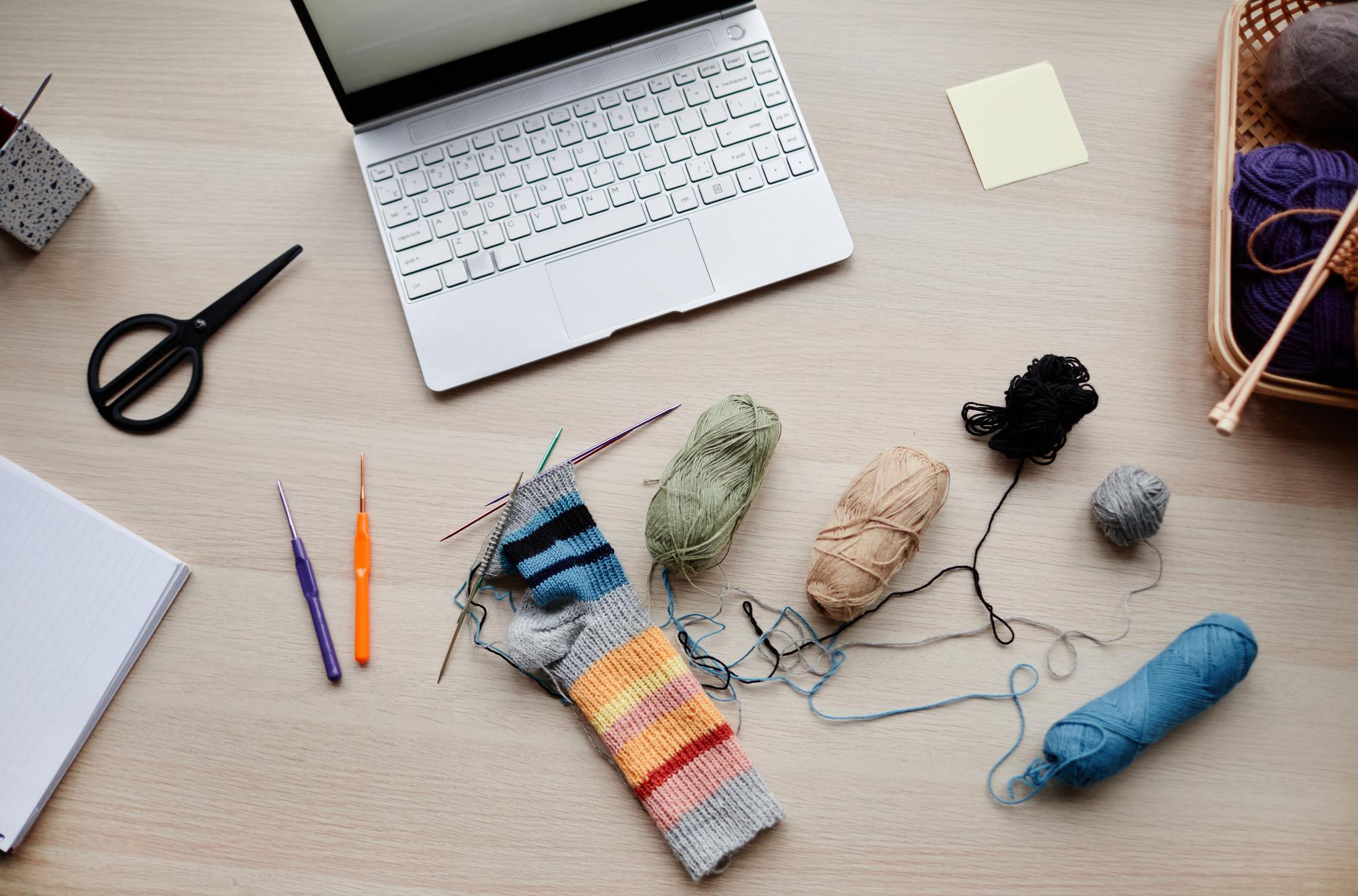 Laboratorio di ricamo con strumenti digitali